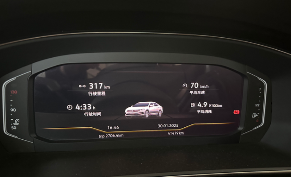 帕萨特真实油耗今天上高速前跑了30多公里山路，油耗在10个左右，然后上高速跑，