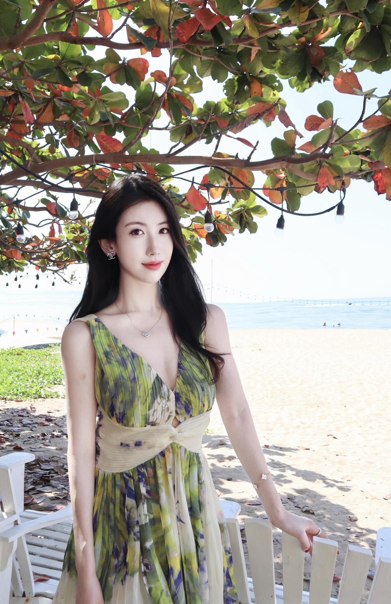 望海潮·海畔晴光作者Ⅰ朱珠海沙铺软，晴光漫洒，枝头叶染丹霞。青蔓垂荫，