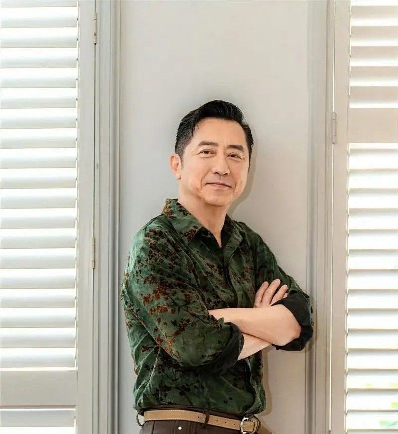 记者问庾澄庆：“《歌手》真的有黑幕吗？”庾澄庆笑了笑说：“我改编完《让我一次爱个