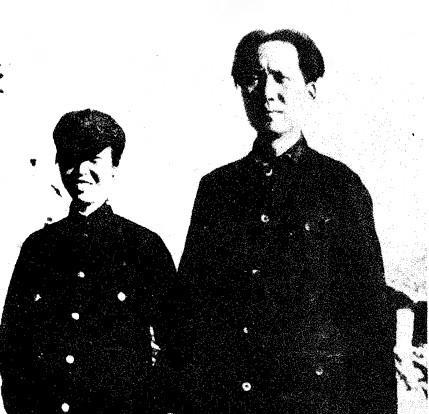 1936年，在陕北保安（今志丹县）的窑洞前，毛泽东主席与担任中华苏维埃人民共和国