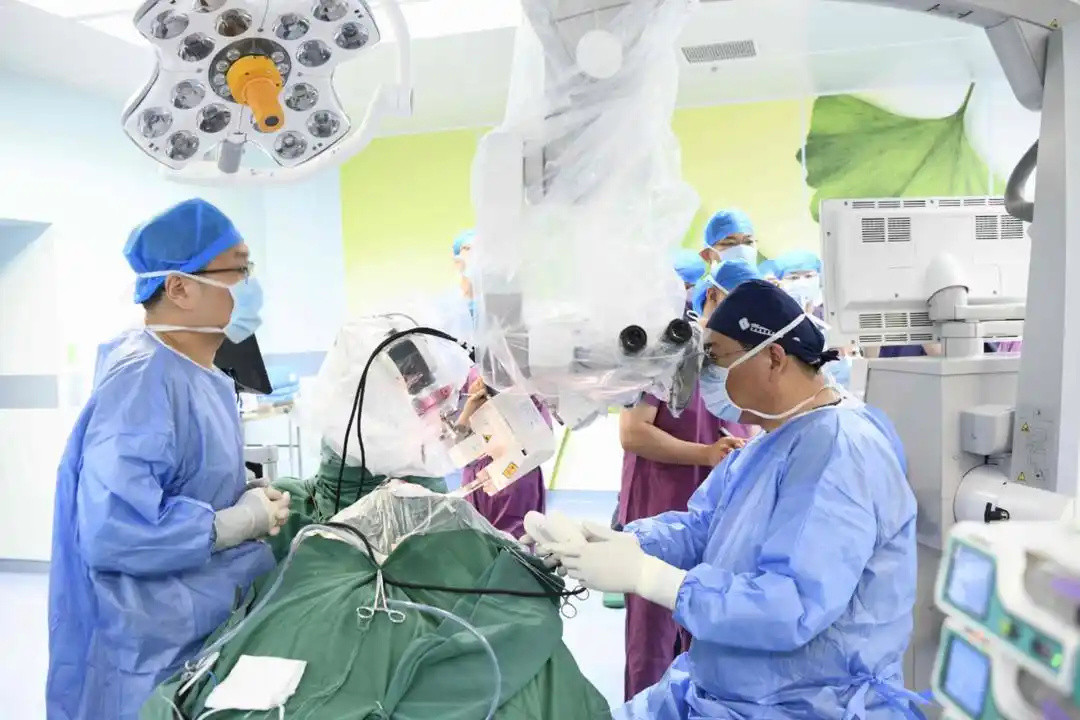 山东完成首例侵入式脑机接口手术7月30日，山东第一医科大学第一附属医院宣布，医院