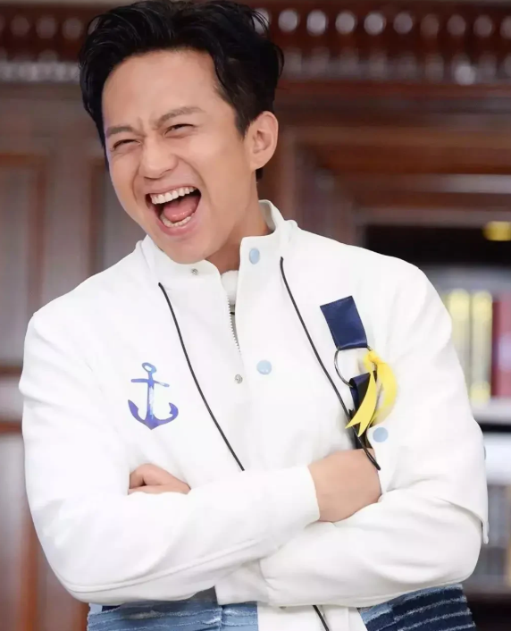 邓超有没有人设其实早有两件事已经说明了，他的人品：一是邓超在圈内合作无数，