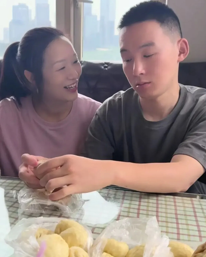 谢浩男和妈妈在重庆街头整活儿啦！昨天他提前到站，大清早就拎着豆浆油条蹲守接驾。老