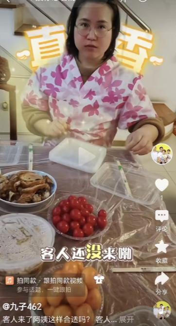 一户人家请保姆张罗招待客人的满桌硬菜，忙到中途保姆趁着空档，在厨房角落盛了碗饭先