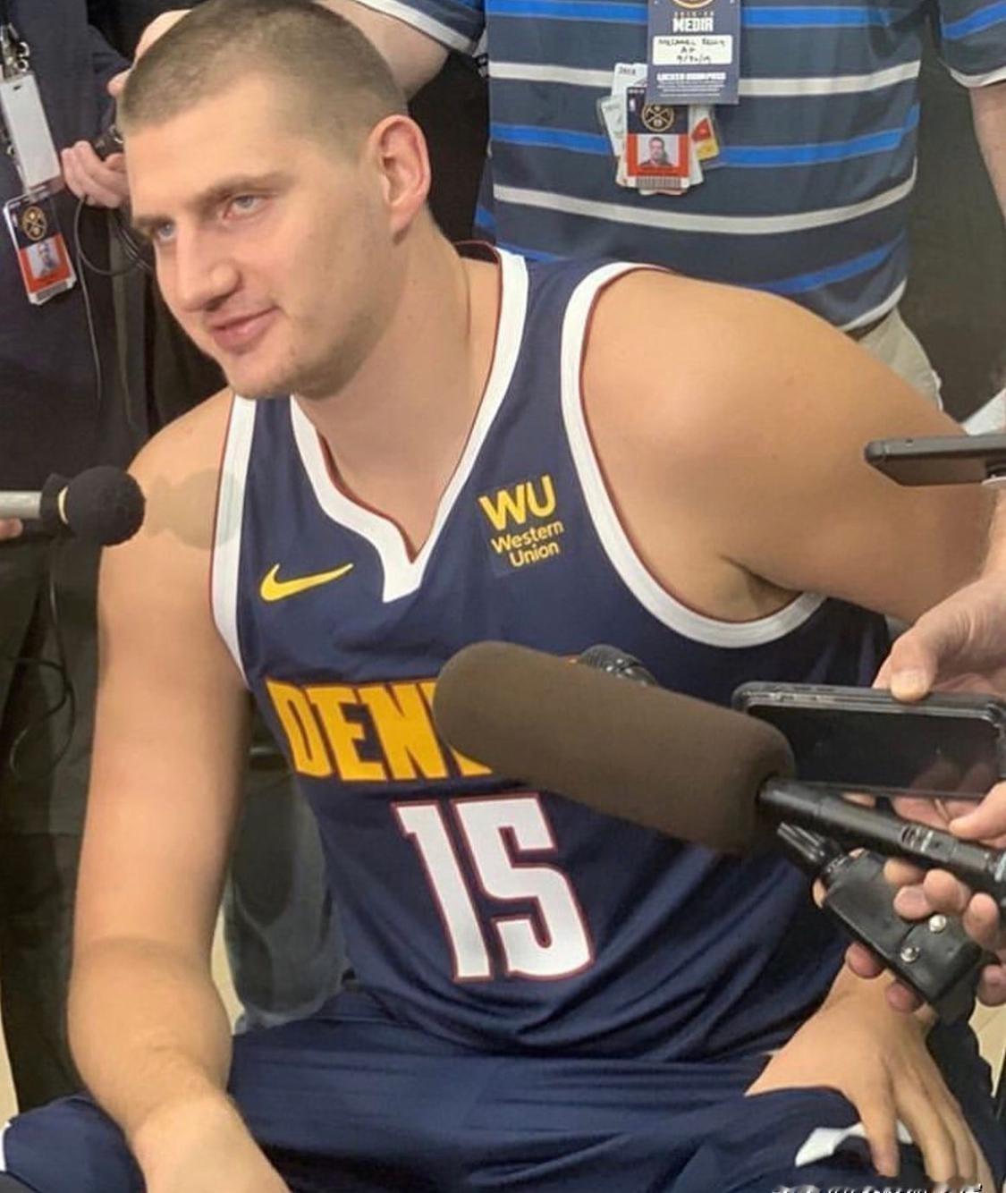 掘金队这下真要命了！戈登、布劳恩、约翰逊全倒下，约基奇还被自己人撞伤了。这支