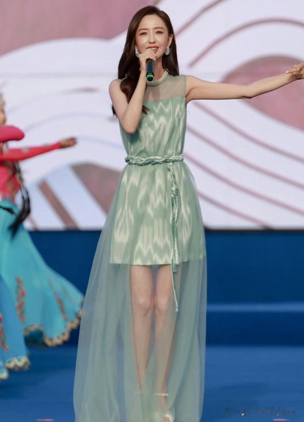 佟丽娅那身绿裙简直像把江南山水穿在身上了，灯光下一站真就是从古画里走出来的仙子。