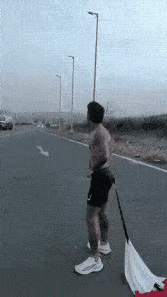 车开的应该不快，不然也太假了