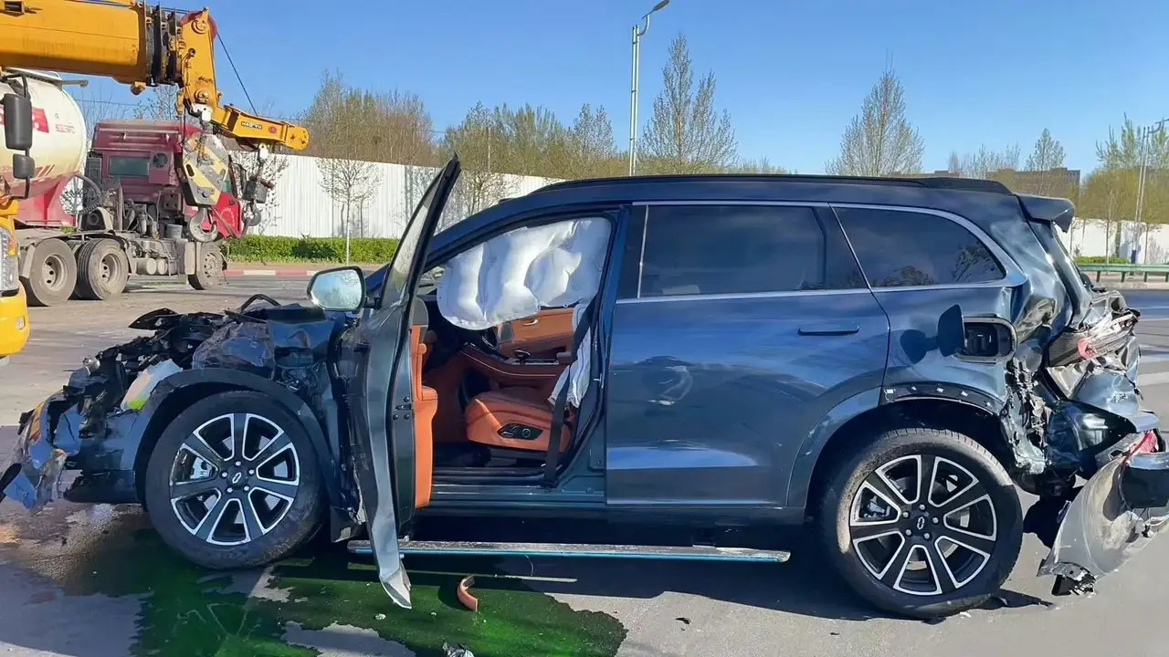 问界M7车主发文称，开启智驾过程中撞上大型货车，但是碰撞瞬间的行车记录仪被封！这