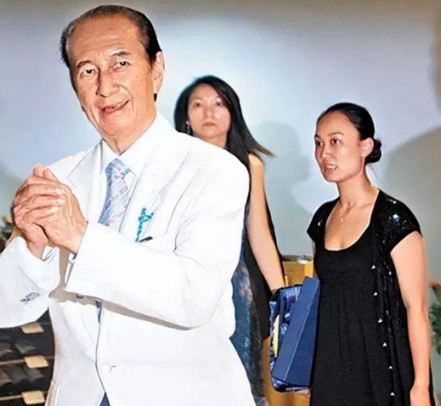 2007年，85岁的赌王中风入院，貌不惊人的小护士邓咏诗，愿给赌王擦身体。结果没