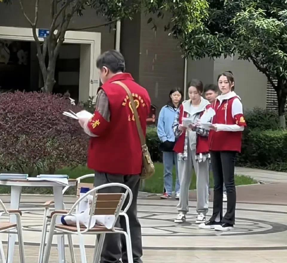 关晓彤这个裤子但凡换个人穿，我都觉得是灾难