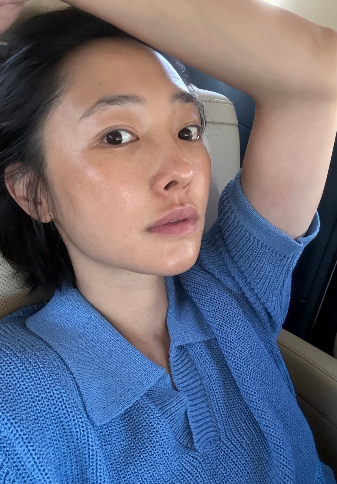 白百何晒素颜照，40多岁了，这个皮肤状态真是无敌好呀