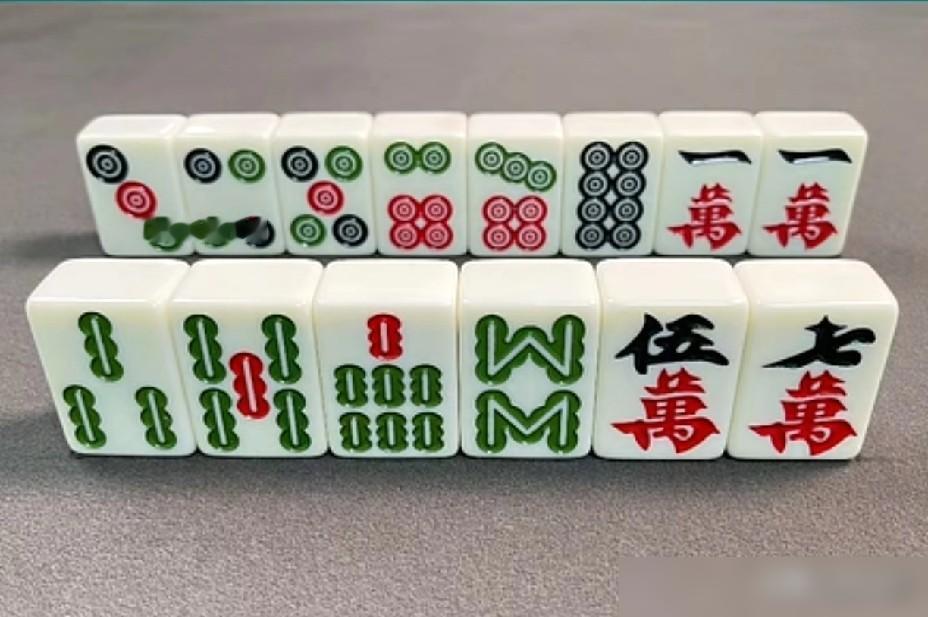 看老婆在麻将馆打麻将，随手就要打7万，被我拦下来，我让她打三条，可是她不听，非得