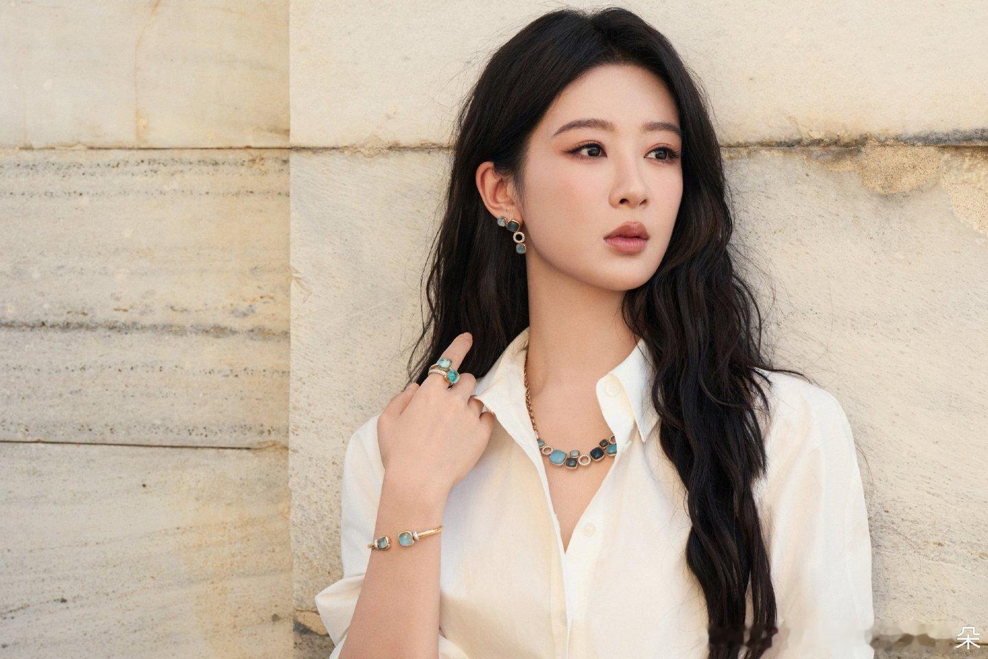 杨紫💓宝曼兰朵全球品牌代言人杨紫💓杨紫董竹君想给你从清晨点赞到日暮，从