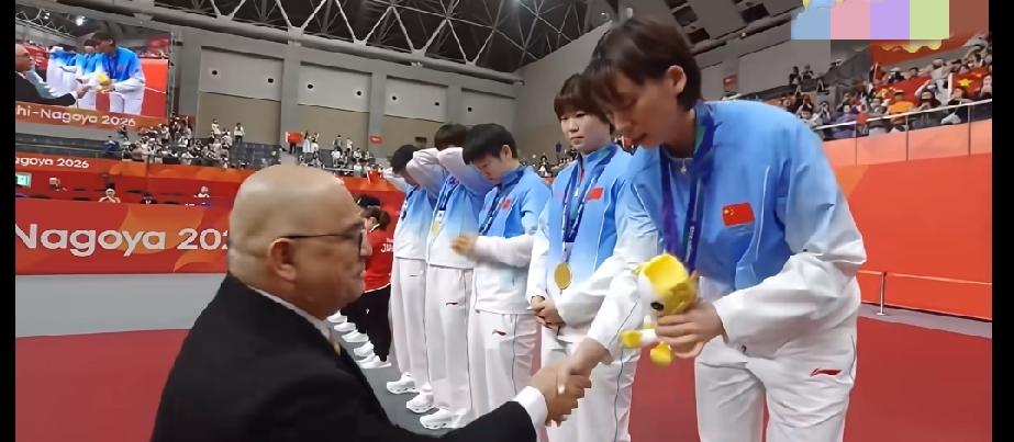 颁奖这一幕太戳人了✨国乒女团拿下冠军，颁奖嘉宾和其他队员都是单手握手，轮到莎莎