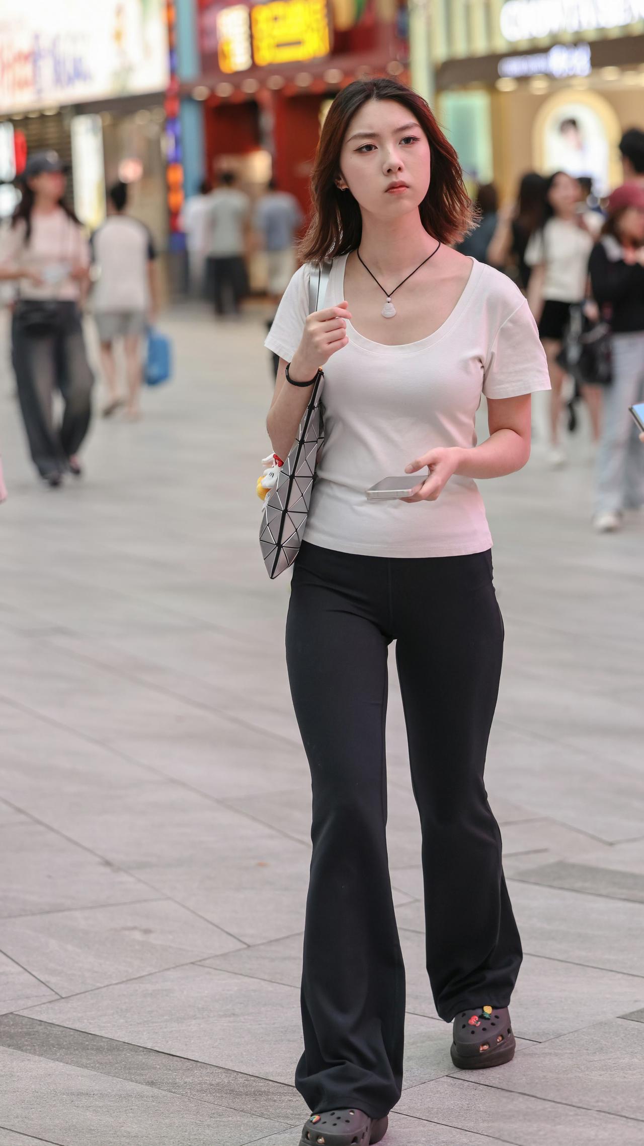 满脸疑惑的美女