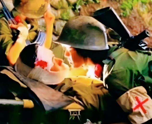 1986年，18岁的战士至死都没尝过爱情的滋味，牺牲前，奄奄一息地对护士说：“