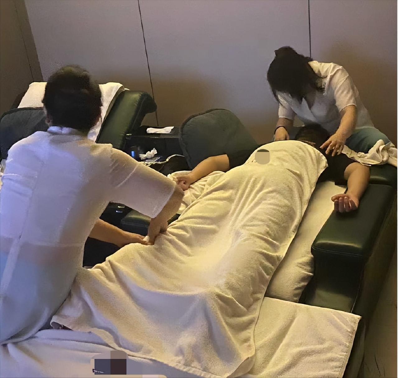 北京，一位60岁的大爷去按摩店做按摩，在享受完两位服务员的按摩之后，大爷突然感觉