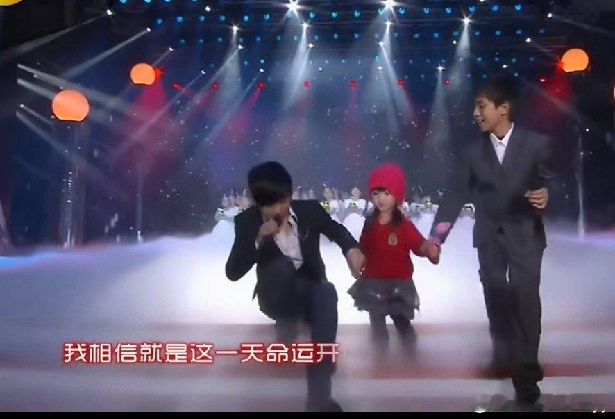 徐杰曾和张杰合唱仰望星空2010年湖南卫视春晚，时年约12岁的徐杰与张杰同台演唱
