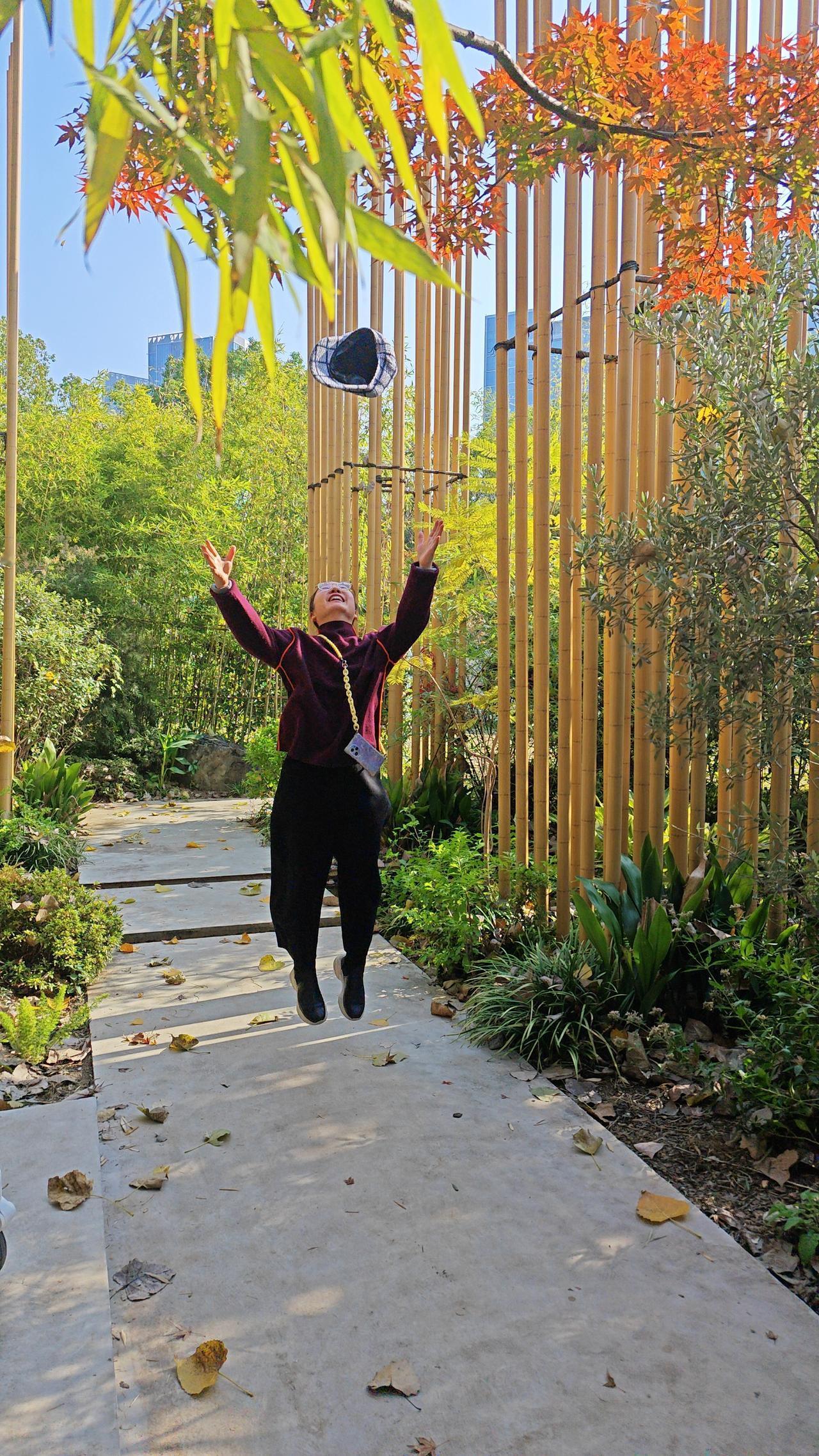 初冬的景色太美，阳光太温暖，没有喝酒都醉了，不然怎么会“聊发少年狂”，在大