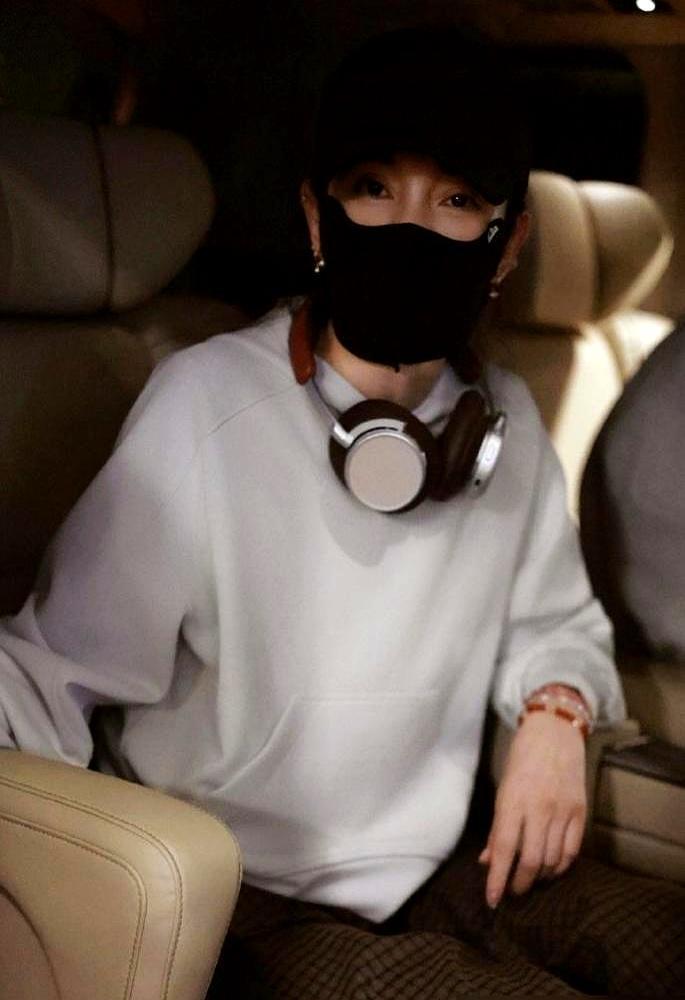 53岁李冰冰，生图像30。但没人知道，她整夜干瞪眼到天亮。冲个热水澡，她觉