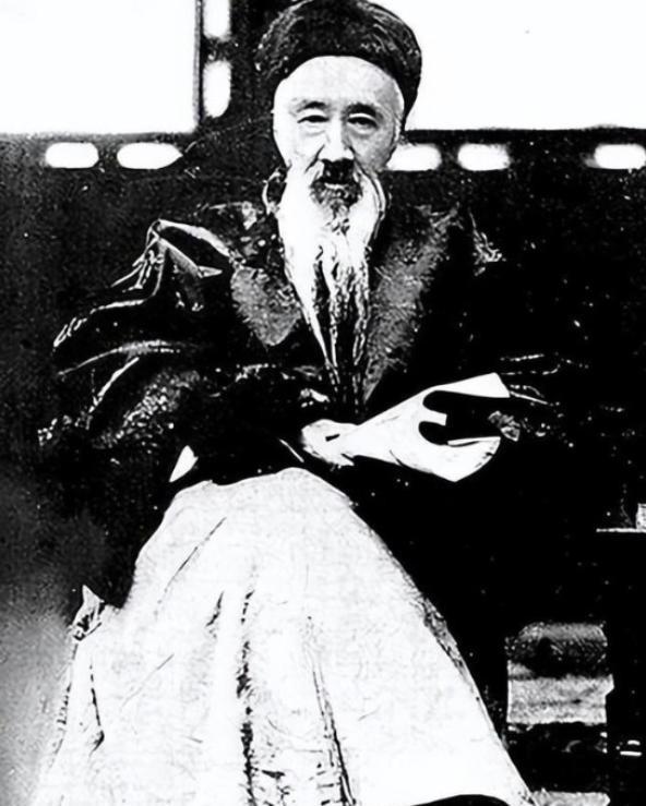 一个美国女人故意用英语和辜鸿铭交谈，辜鸿铭没理睬，美国女人冷笑起来：“他连英语都