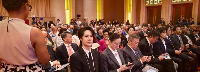 这么多大佬开会，就王一博没玩手机。全球文明对话会议开幕式，吴京、张译、宋佳、王一