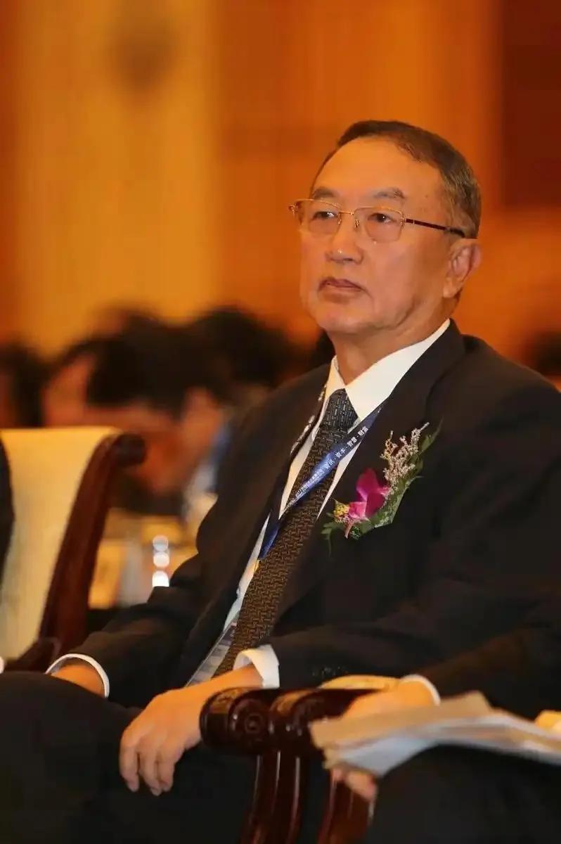 有网友说说:给柳传志奖项的那个人一定比柳传志更坏最坏了！那么看一看给柳传志志发