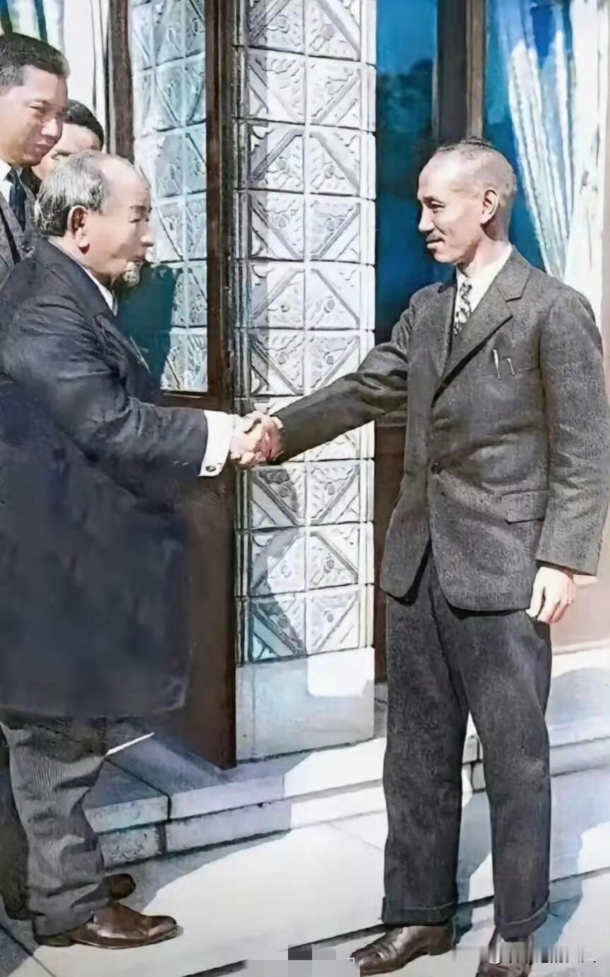据悉，这是1927年，蒋下野后访问日本黑龙会首领头山满的照片！时间一溜，快100
