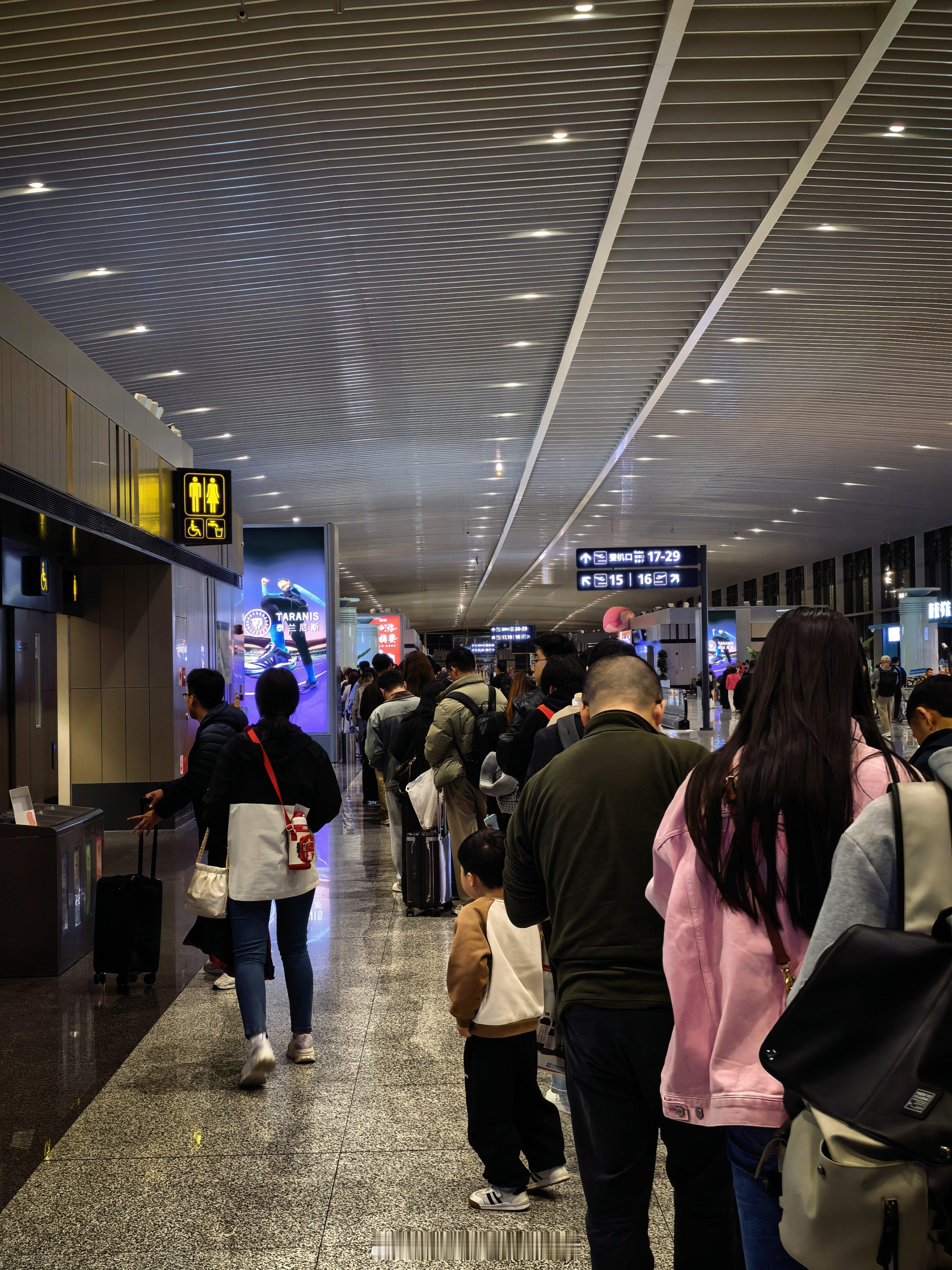 普通牛马排队登机，排到了这……