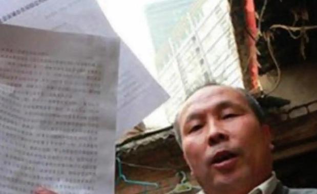 2003年，北京人张长福坚决不愿搬迁搬离，他借着奥运会马上要举办的事由要挟开发商