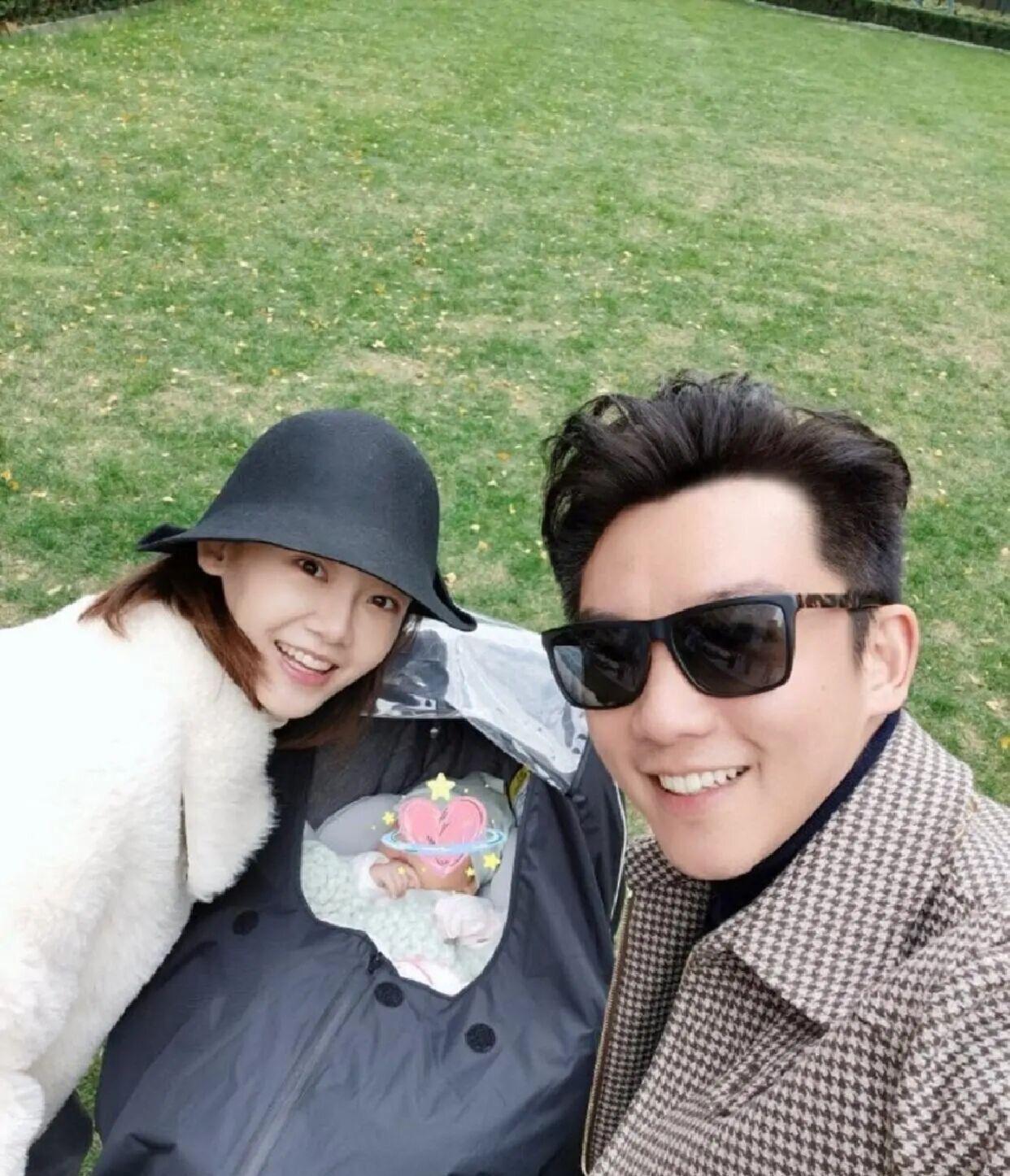主持人问郑恺：“你女儿平时穿搭有什么特点呀？”郑恺无奈地笑了笑：“她的审美啊，真