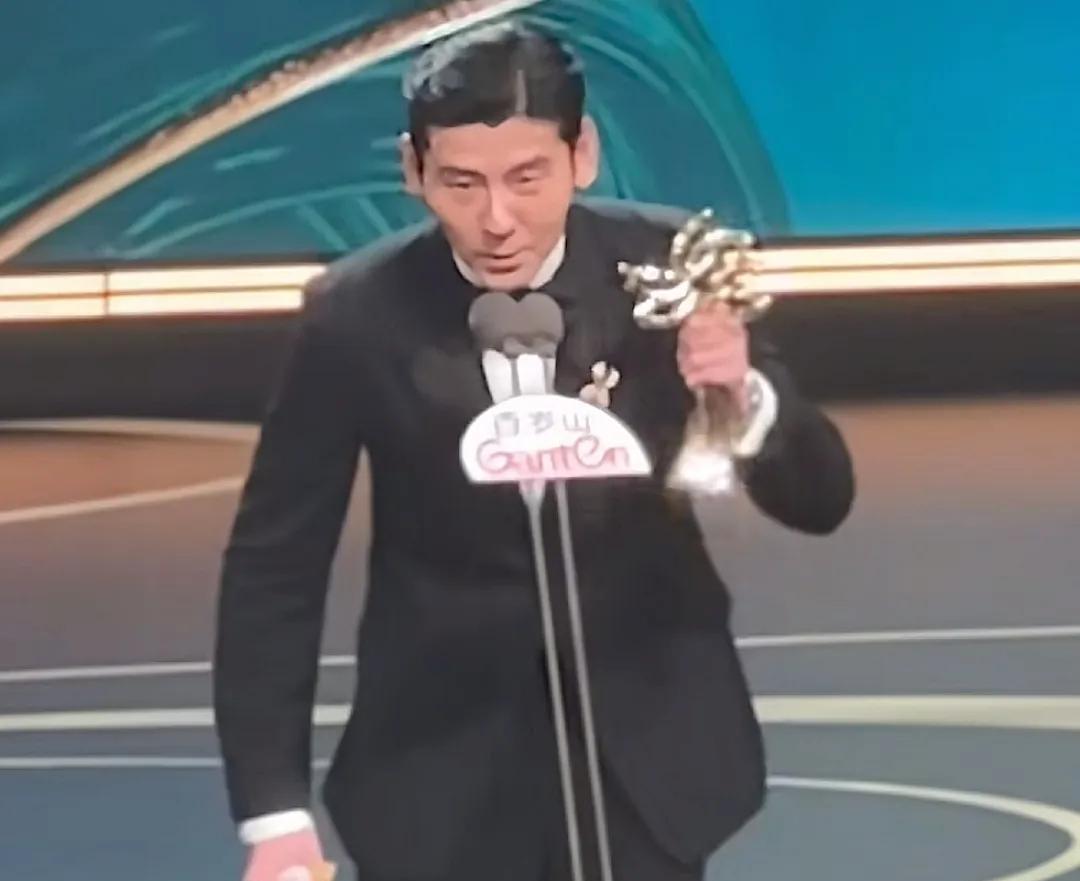 估计蒋奇明都没想到自己会获白玉兰最佳男配奖吧！当得知自己获奖的时候，因为紧张，