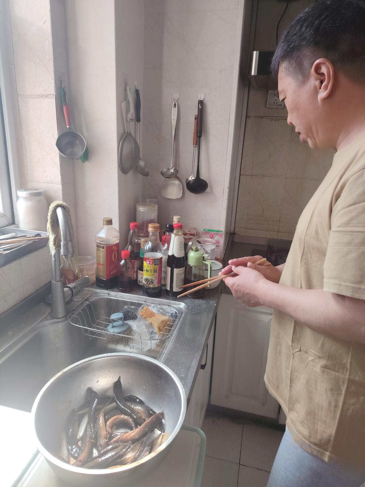 昨天上午老公在商城路早市上买的活泥鳅，十五元一斤，滑溜溜的，裹上鸡蛋面粉，拌上盐