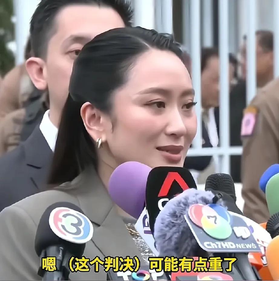 他信被送往监狱重新服刑一年！女儿佩通坦一直陪同左右，几度哽咽感谢泰王恩赐，声称