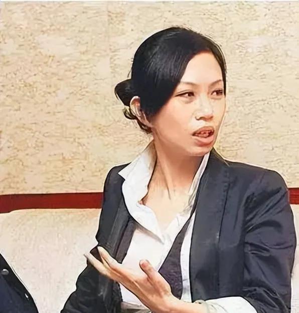 我严重怀疑萧敬腾的老婆做医美了！看看她以前的照片：两腮无肉，嘴巴外凸，太阳穴凹陷