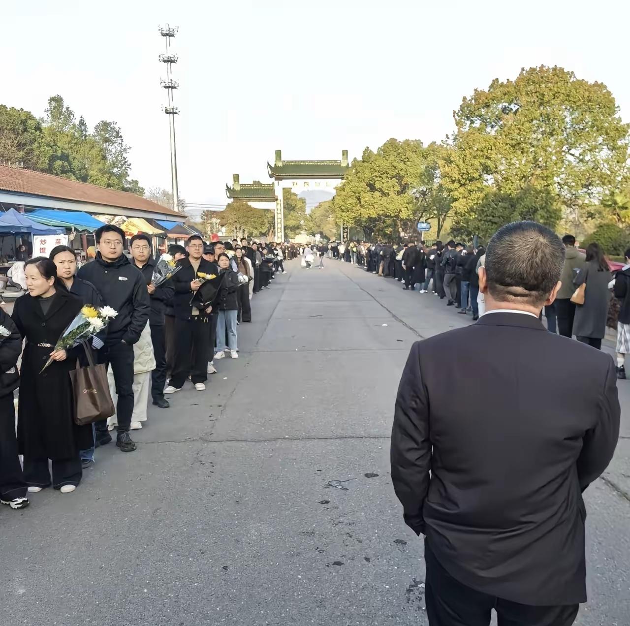 没想到来送张老师的人会这么多，有人调侃说，感觉半个苏州城的人都赶来了。其实不少