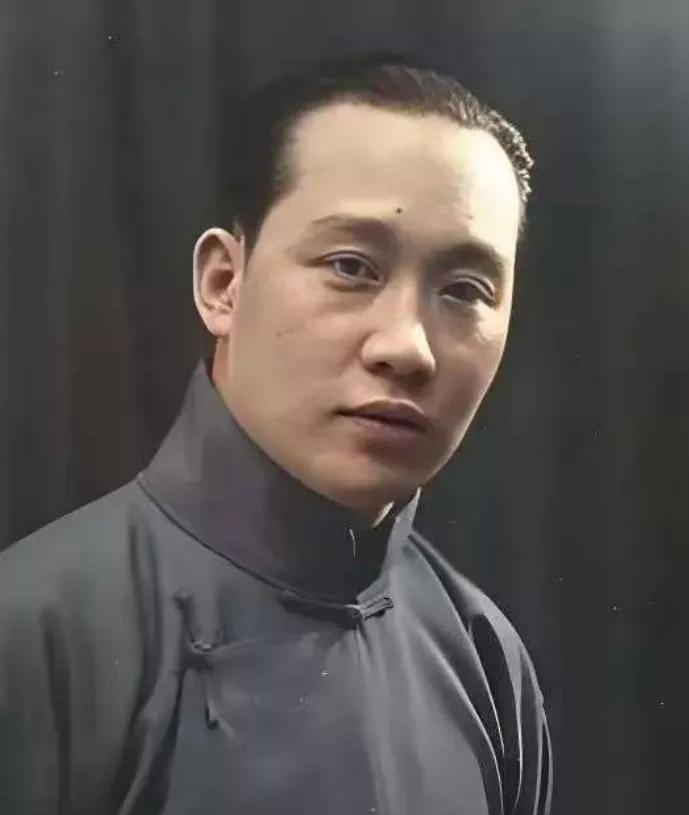 1918年，京剧名角荀慧生新婚之夜，揭开盖头，发现枕边人不是心爱的吴小霞，而是