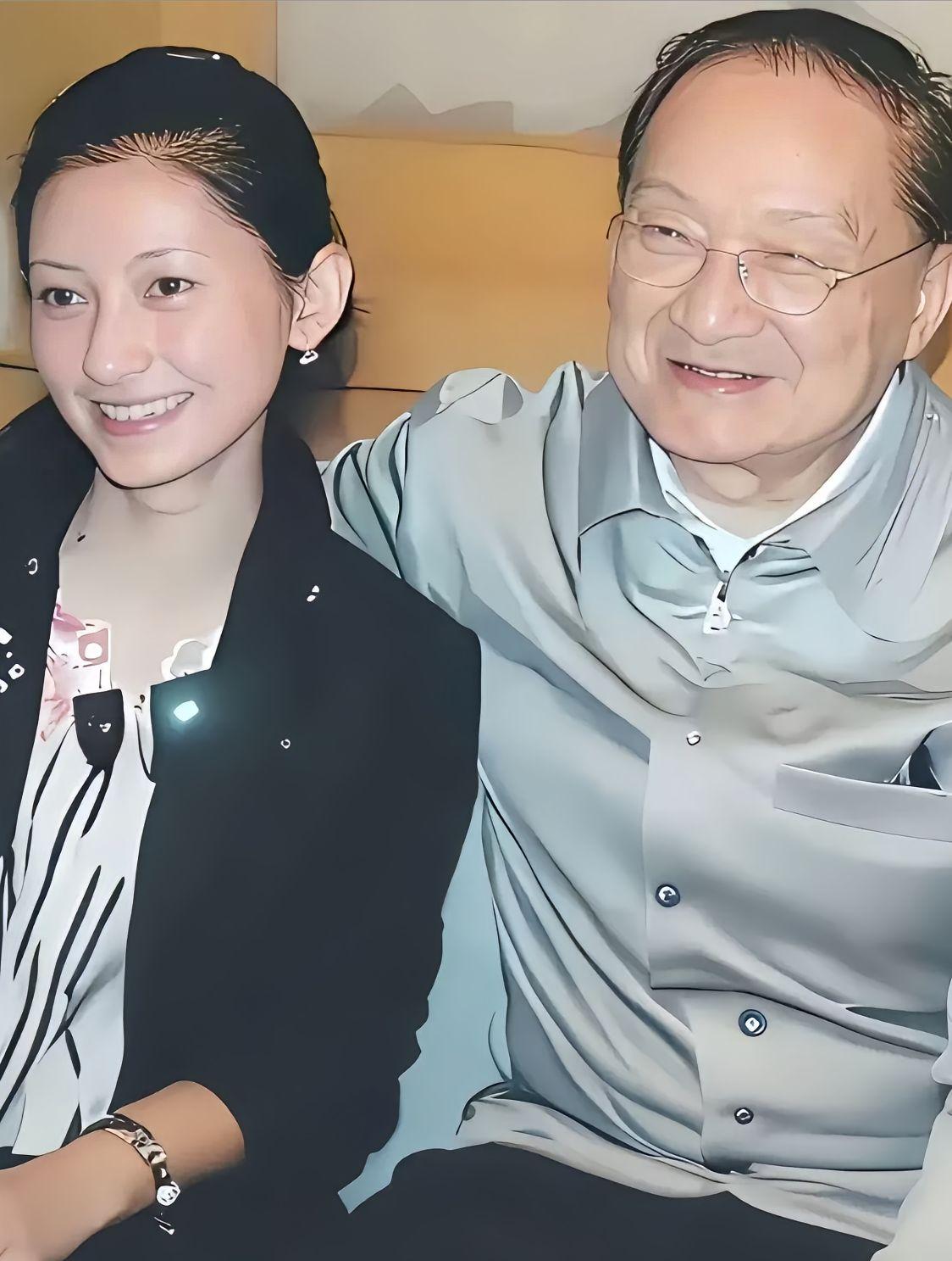 1977年，53岁的文坛大侠金庸与24岁的林乐怡结婚，这是金庸人生的第三次婚姻，