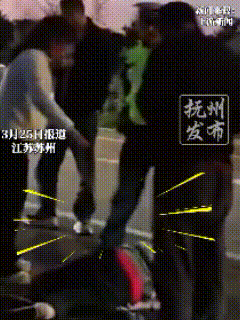 江苏苏州，用砖头砸女司机的被撞者家属，这下有理也变无理了！女司机正常驾车撞到老人