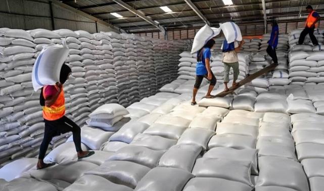 印尼公开喊话中国当地时间2月25日，印度尼西亚宣布开始推介以离岸人民币计价的