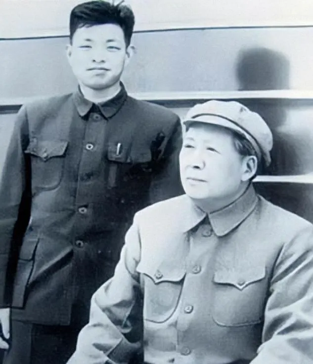 一天，主席吩咐卫士：“小封，把我的鞋子拿来，我马上要去开会！”不料，卫士火速跑去
