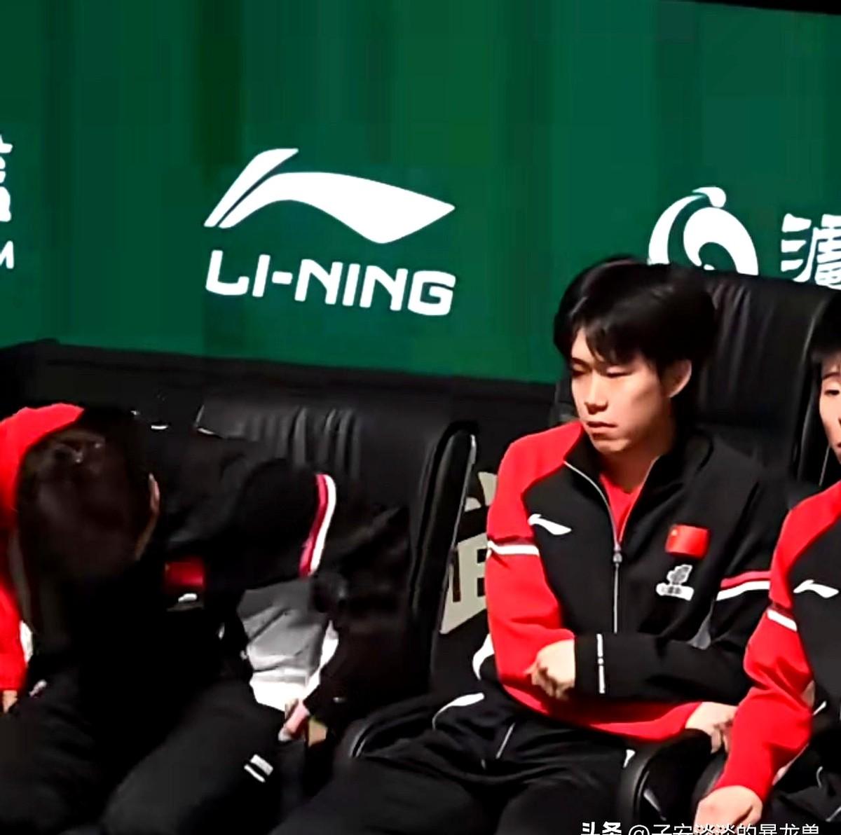 国乒幼儿园又开班了，这次是王楚钦大战梁靖坤。事情是这样，梁靖坤过敏了在那挠胳