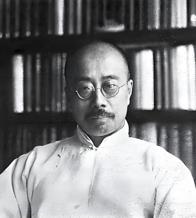 1967年，周作人午后起身下床小解，毫无征兆骤然离世。他走后，家属依规注销户籍