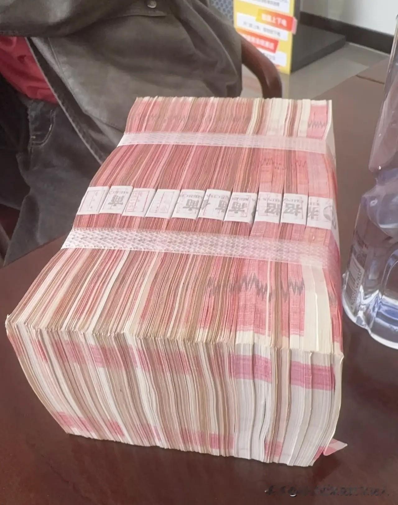 刚刷到六大银行的消息，我就不打算把这10万存银行了！感觉受压榨的就是客户，国有六