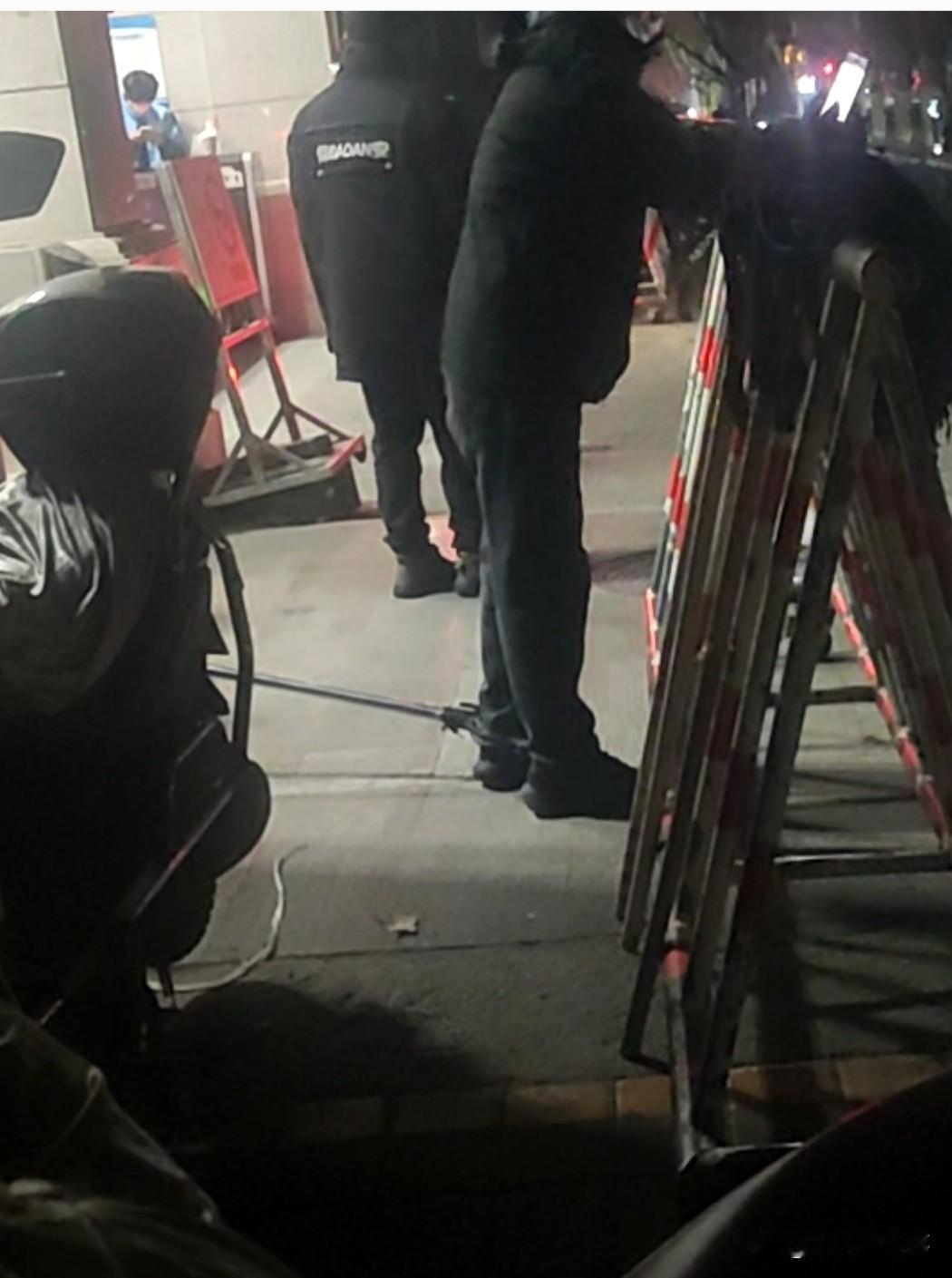 晚上七点多途经一技术职业学校门口时，看到一个外卖小哥和三个保安发生了矛盾，外卖小