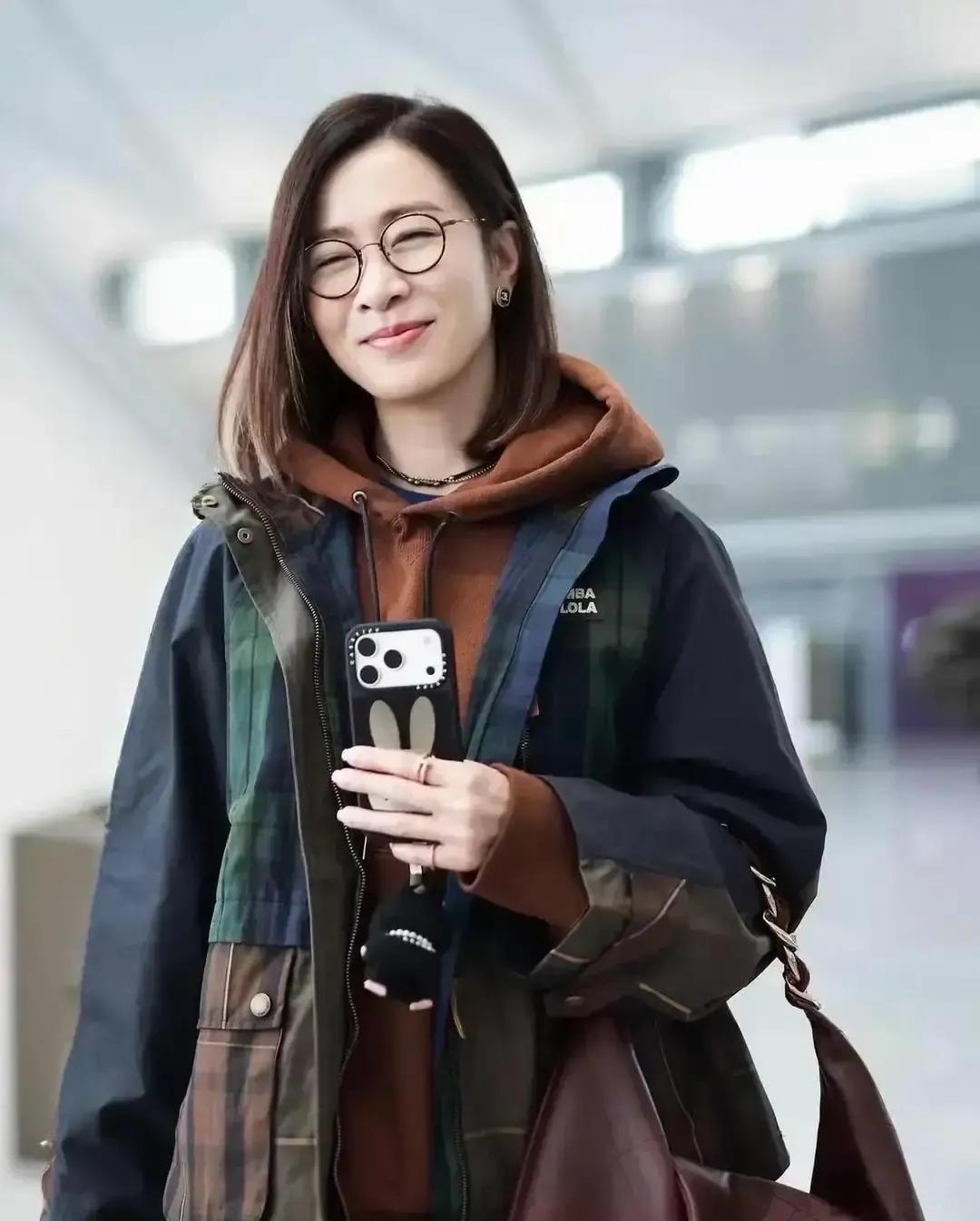 Cartier的全球代言人，在机场被拍到打哈欠。套着件皱巴巴的黑风衣，推着登机