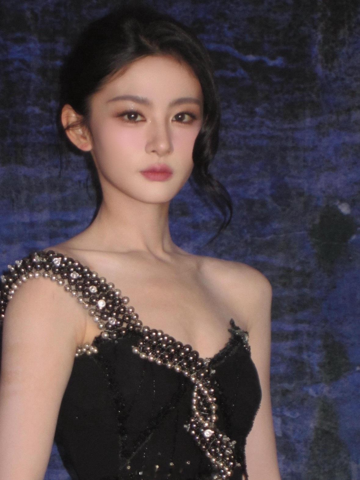 赵晴变化好大，但其实细看五官没有什么变化，只是瘦到很极端的数字，以及颧骨消失（可