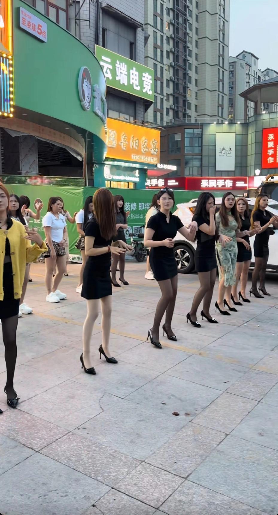 大家发现没，好看的都在第一排