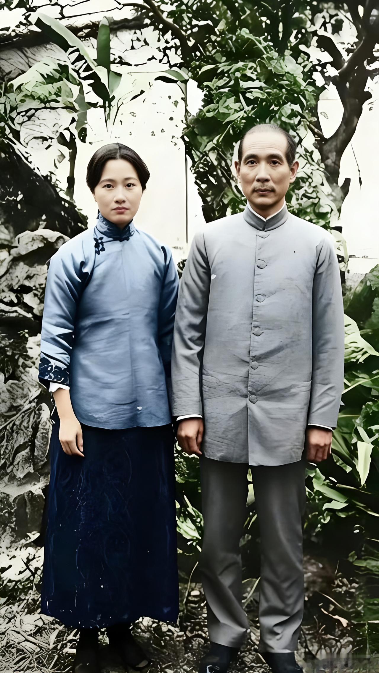 这是孙中山先生与宋庆龄先生的真实长相，这可不是演员扮演的。这张照片拍摄于1917