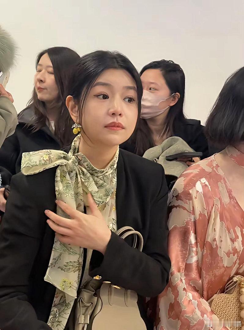 陈妍希长相温婉大气，面容圆润耐看，眉眼自带温柔福气感，气质亲和又讨喜